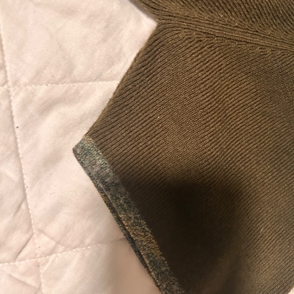 Green knit top with patterned hem - Picture 3 of 4